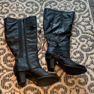 Lace-up side, heel boots.